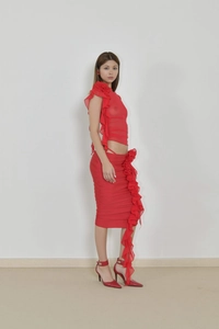 Détail de l'ensemble deux pièces en mesh rouge avec haut volanté et jupe midi froncée