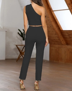 Vue de dos d'un ensemble deux pièces avec crop top asymétrique et pantalon taille haute