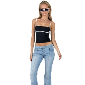 Camisole noire ajustée avec bordure contrastée et jean évasé bleu clair élégant