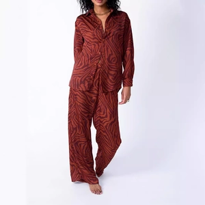 Ensemble deux pièces pour femme avec chemise à imprimé zébré rouge et pantalon large