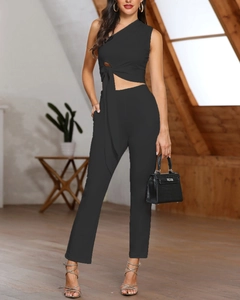 Détail d'un ensemble deux pièces noir avec taille découpée et lien autour du cou