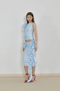 Détail de l'ensemble deux pièces bleu clair avec fleurs 3D et design en maille à volants