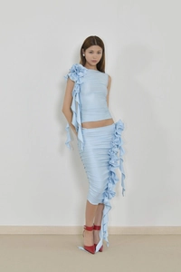 Détail de l'ensemble bleu clair deux pièces avec haut à volants et jupe en tulle à plusieurs niveaux