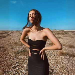 Elegantes schwarzes Bodycon-Kleid mit Ausschnitten und trägerlosem Design für den Sommer