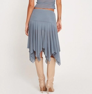 Détail de la jupe midi en mesh bleu-gris avec ourlet plissé irrégulier et texture