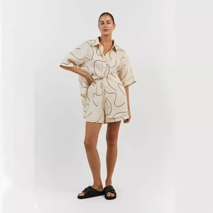 Damen zweiteiliges Freizeitset in Beige mit abstraktem Print-Hemd und weiten Shorts