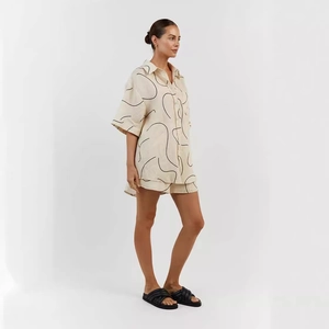 Damen Sommer-Set aus Kurzarmhemd und Shorts in Beige mit modernem abstraktem Musterprint