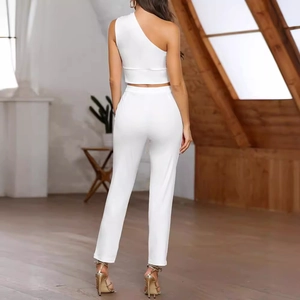 Ensemble blanc deux pièces pour femme avec top asymétrique et pantalon taille haute