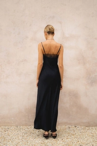 Detaillierte Rückansicht eines schwarzen Satin-Slipkleides mit eleganter Blumen-Spitzenverzierung
