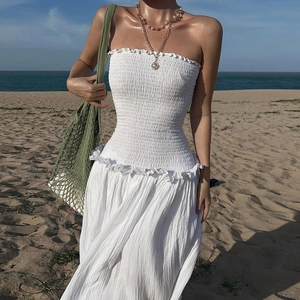 Weißes Bandeau-Smokkleid mit Rüschen und fließendem Rock für den Sommerurlaub am Strand