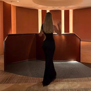 Élégante robe sirène noire dos nu minimaliste pour femme de style soirée chic