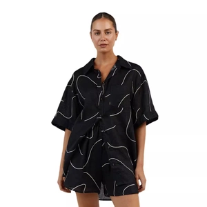Damen Sommer-Set aus schwarzem Kurzarmhemd und Shorts mit abstrakten weißen Linienmustern
