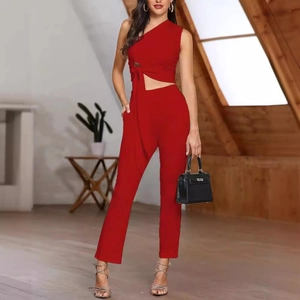 Ensemble chic rouge pour femme avec haut court à une épaule et pantalon ajusté élégant