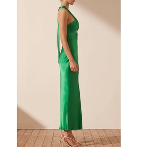 Robe longue en satin vert émeraude avec licou, découpe latérale et dos nu élégante