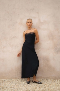 Elegantes schwarzes Satin-Maxikleid mit zartem Spitzenausschnitt und Trägern