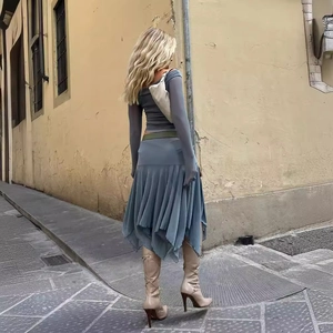 Ensemble chic deux pièces avec haut dénudé et jupe en tulle plissée irrégulière