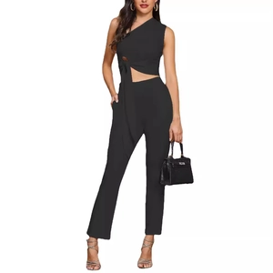 Ensemble deux pièces pour femme avec haut court asymétrique et pantalon noir