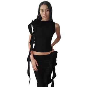 Ensemble deux pièces noir avec crop top et jupe, orné de grandes fleurs 3D élégantes