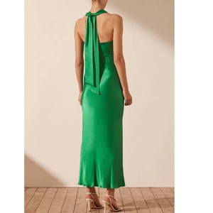Robe longue licou en satin vert émeraude avec dos nu et détail de ruban en soie noué