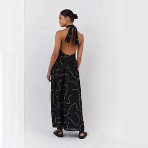 Abito lungo da donna nero con scollo all'americana, stampa astratta bianca e schiena nuda