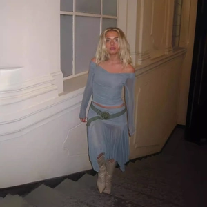 Ensemble bleu clair ajusté en tulle avec haut à épaules dénudées et jupe plissée irrégulière