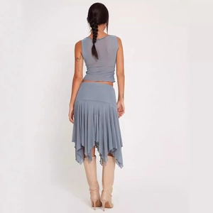Elegantes graublaues zweiteiliges Mesh-Set mit engem Top und unregelmäßigem Rüschenrock