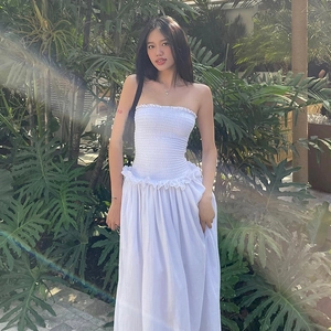 Elegantes weißes trägerloses Sommerkleid mit gesmoktem Oberteil und Rüschendetail