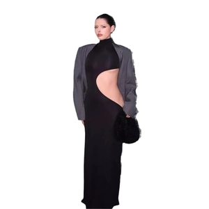Robe longue noire chic à col montant avec découpe à la taille et blazer gris
