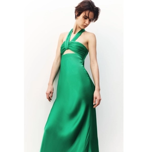 Robe longue licou en satin vert émeraude avec découpe élégante et fini soyeux brillant