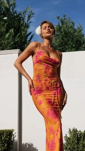 Details des Satin-Maxikleids mit Wasserfallausschnitt, Blumenmuster und Taillenband