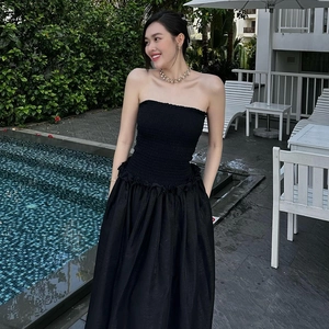 Elegantes schwarzes trägerloses Maxikleid mit Smok-Details und Rüschen an der Taille