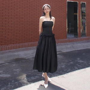 Elegantes schwarzes trägerloses Rüschenkleid mit plissiertem Oberteil und A-Linien-Rock