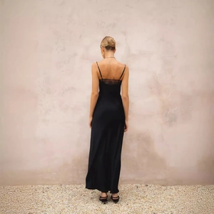 Elegantes schwarzes Satin-Maxikleid mit Spaghettiträgern und feiner Spitze am Rücken