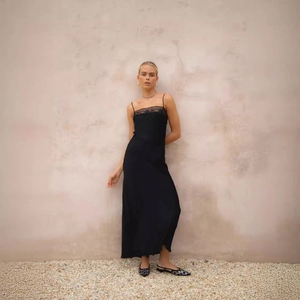 Elegantes schwarzes langes Unterkleid mit Spitzenbesatz am Ausschnitt für den Sommer