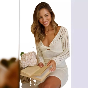 Robe élégante en tricot blanc à manches longues avec décolleté en V et torsade