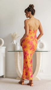 Detail der Rücken-Kreuzgurte und des verdeckten Reißverschlusses am floralen Maxikleid