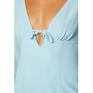 Robe bleu clair à manches longues avec décolleté en V sexy, détails froncés et nœud papillon