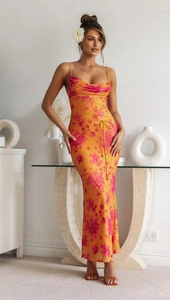Detail der Kreuzschnürung und des Blumenmusters auf einem Maxikleid mit Wasserfallausschnitt