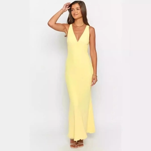 Dettaglio di un abito lungo bodycon con scollo a V giallo pallido in tessuto liscio