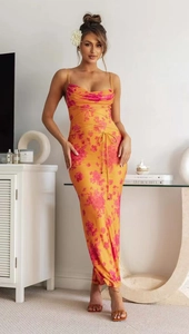 Detail eines floralen Satin-Slipkleids in Orange mit Wasserfallausschnitt und Bindegürtel