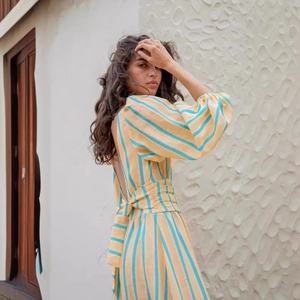 Détail de robe d'été avec dos nu à nouer et motif à rayures verticales colorées