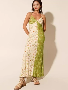 Abito lungo a vita alta con design color block e stampa tropicale in raso