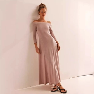 Detail of off-the-shoulder mauve pink maxi dress with slimming fit and elegant long sleeves