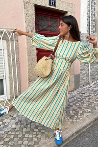 Robe d'été à rayures verticales avec manches bouffantes et taille haute élastique