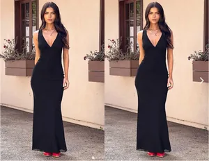 Dettaglio di un abito lungo nero senza maniche con scollo a V profondo e aderente