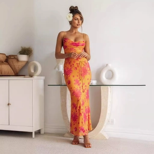 Elegantes florales Slip-Kleid mit Wasserfallausschnitt in Orange-Lila und Taillenband