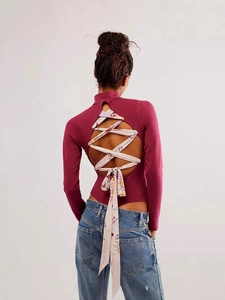 Bodysuit bordeaux pour femmes avec col montant, dos nu et lacets à fleurs élégants