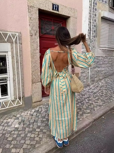 Robe longue dos nu à manches bouffantes avec nœud à rayures bleues et jaunes