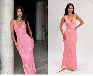 Dettaglio della stampa tigre rosa e arancione sull'abito lungo sexy con scollo a V