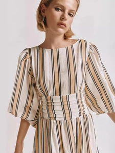 Robe midi d'été rayée à manches bouffantes avec taille haute smockée élégante